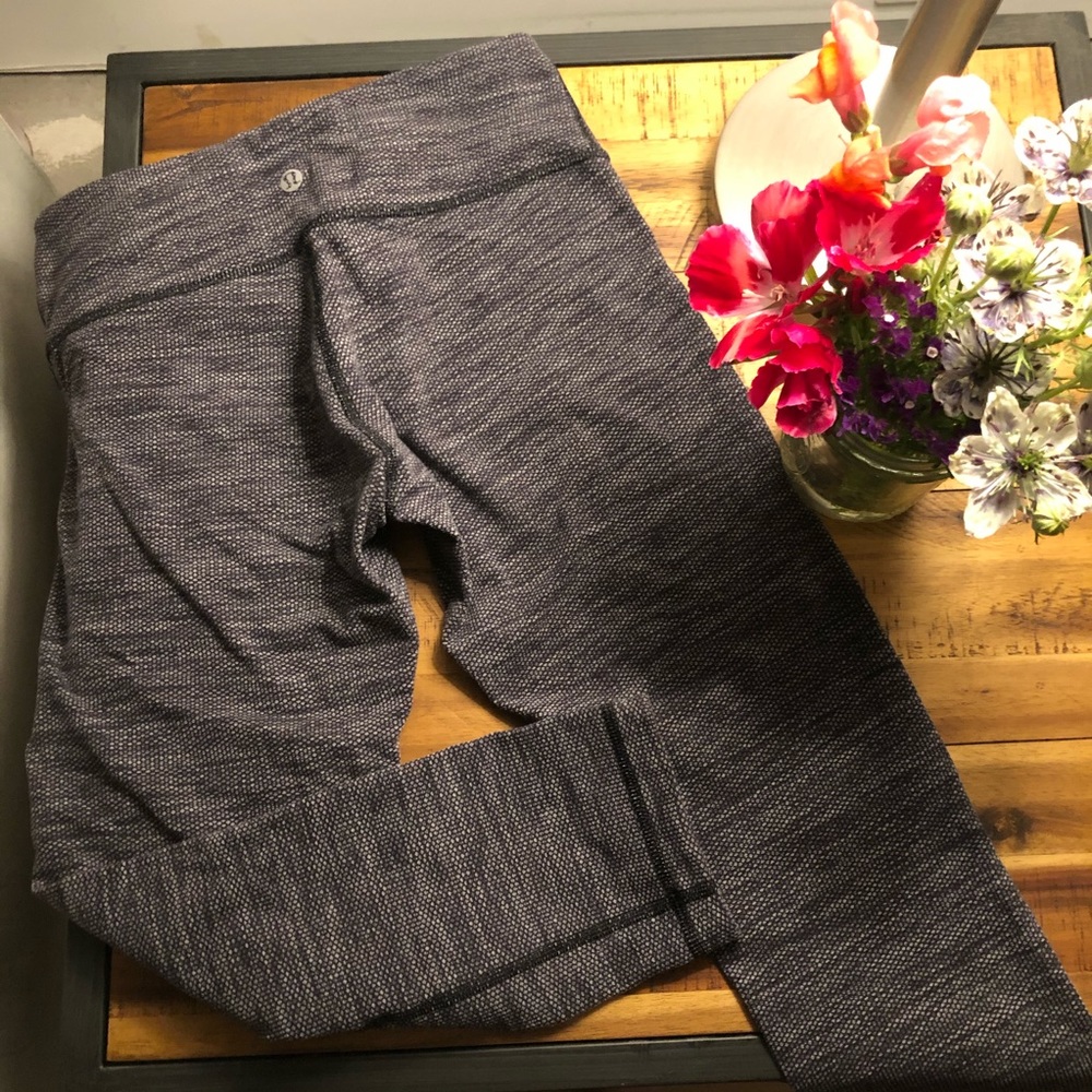 🌿 SALE Lululemon Crop Workout Pants Size 4 - Picture 3 of 3